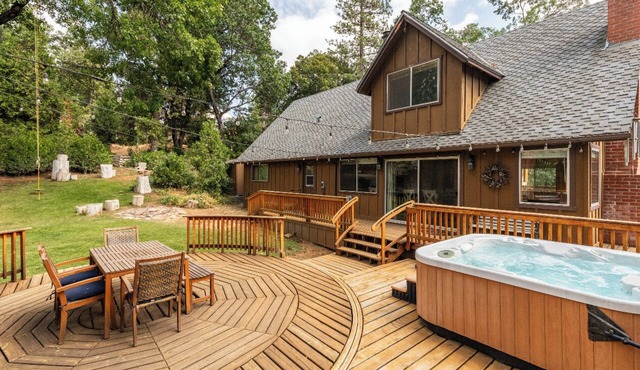 Sequoia Retreat: Spacious Cabin/Hot Tub/Sun Deck