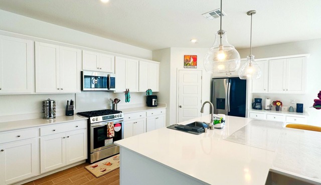 Sequoia Riverway Retreat, Visalia Central Home 4BR, 2.5 BTH. 45 mins to Sequoia