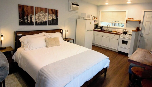 Sequoia Studio Retreat! Cozy Hut for up to 3 Guests - Close to Park - WiFi & AC