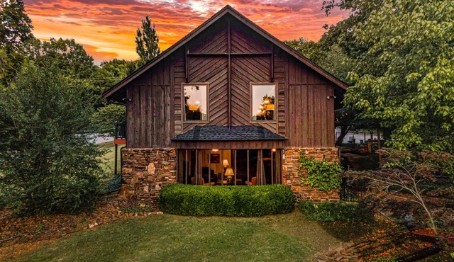 Sequoyah Flats - 5000 SF Luxury Lodging in a Former Church - 5 Min to U of A