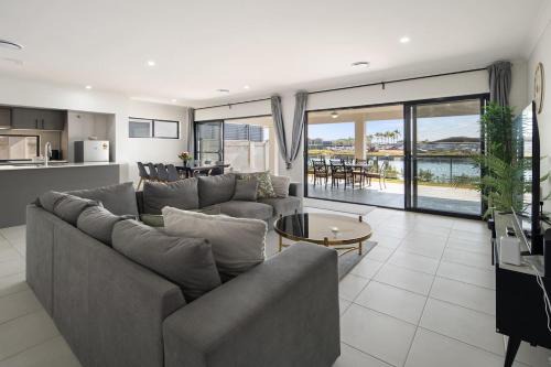 Serena by the Water - Family Retreat in Hope Island