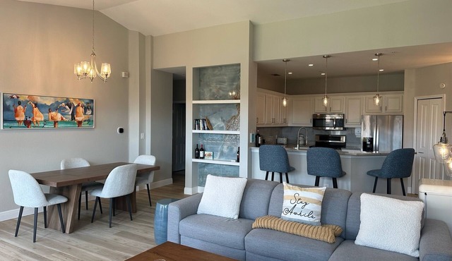 Serenata - Beautiful Luxury, Top Floor Corner, Water View!