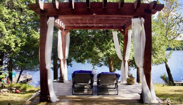 Serendipity 5 BR Waterfront 4 Season w/Hot Tub