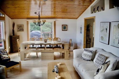 Serendipity 5 BR Waterfront 4 Seasons, Hot Tub, Firepit, Close to Ski HIll