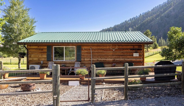 Serendipity Cabin - Quaint Log Cabin on Rock Creek