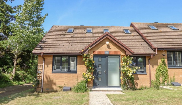 SERENDIPITY, family friendly, country holiday cottage in Freshwater