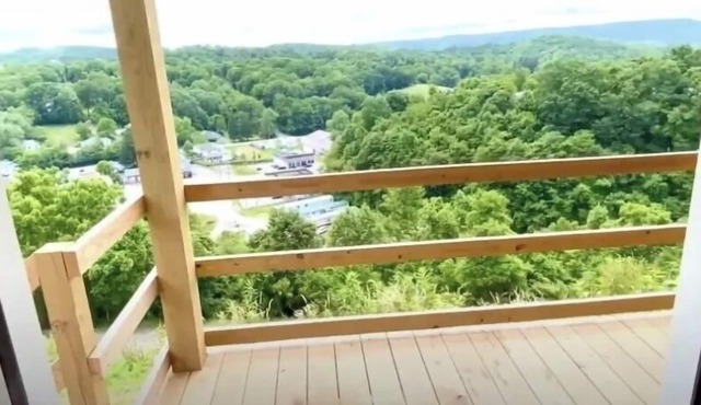 Serene 1-bedroom cabin located at Gold & Blue Cabins in Bluefield