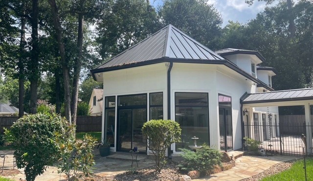 Serene 1-bedroom Loft-Style with Pool in the Heart of The Woodlands