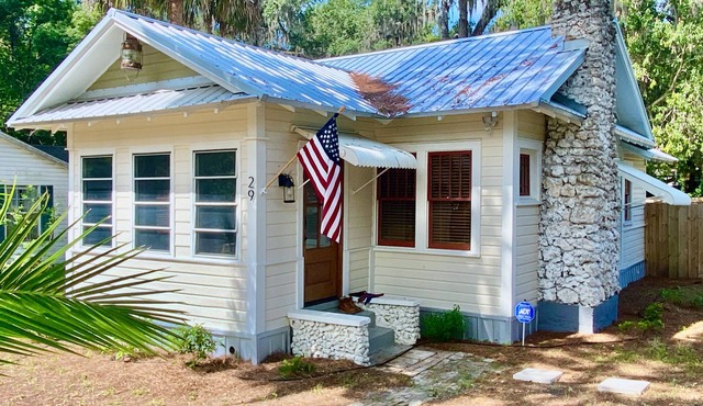 Serene 1940s Cottage: Kayak, Fish, Birdwatch. Old Florida Nature Coast Escape.