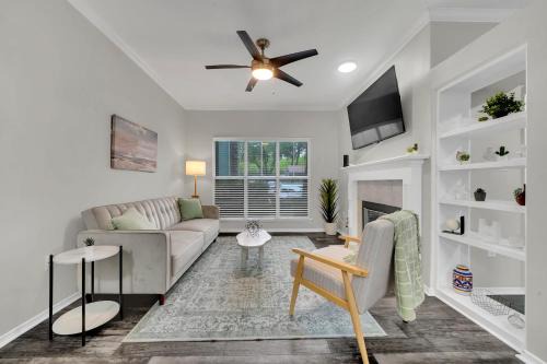 Serene 1BD Retreat - Pool, Gym & Free Parking!