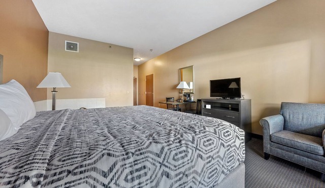 Serene 1BR Jacuzzi Suite in a Picturesque Setting 124
