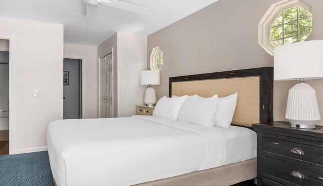 Serene 1BR King Suites w/Full Kitchen & Laundry near Wright Brothers Memorial
