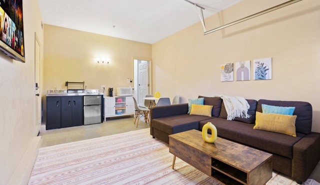 Serene 1BR Suite 30+ Days Nurse Corporate King Bed