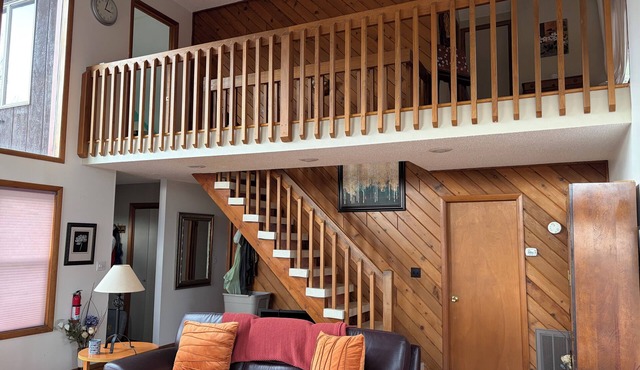 Serene 2.5 house with AC/fireplace in welcoming Saw Creek community. Sun filled