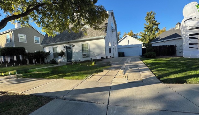 Serene 2-bedroom 1-bathroom and 1-full kitchen in a quiet and peaceful house.