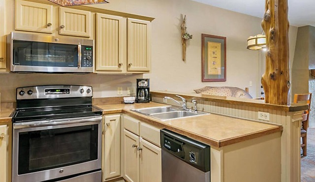 Serene 2-bedroom cabin in beautiful Wilderness Big Cedar Lodge Ridgedale Mo.