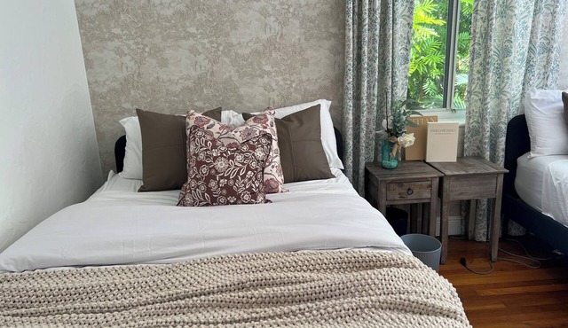 Serene 2-bedroom colonial beauty house with AC. Coral Gables