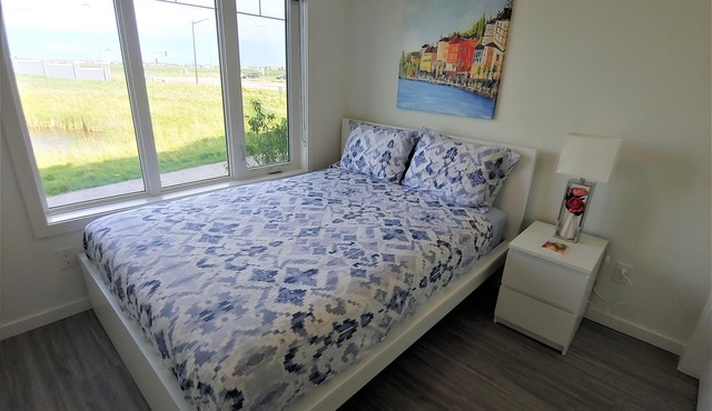 Serene 2 bedroom condo with balcony and lakeview plus Free Parking
