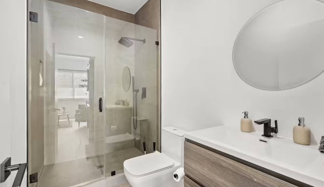 Serene 2-bedroom house with AC in vibrant Los Angeles