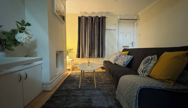 Serene 2-bedroom house with WiFi in charming Gravesend Kent