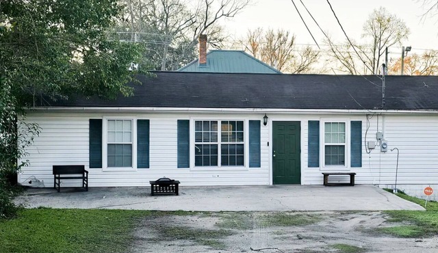 Serene 2-bedroom house with AC in charming Eastman