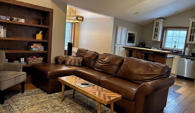 Serene 2-bedroom house in charming Roxbury perfect for relaxing stays and skiing