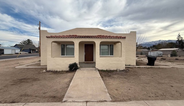 Serene 2-bedroom house with AC in charming Safford