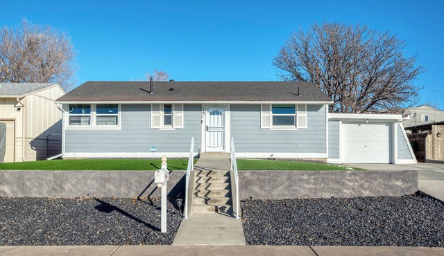 Serene 2-bedroom house with AC in vibrant Denver