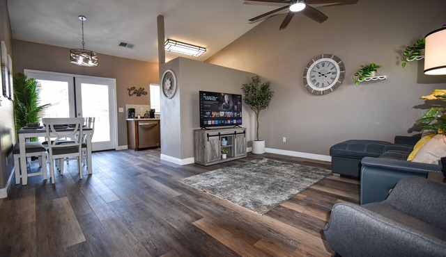 Serene 2 BR Cottage W/ SPA / Game Room / Office