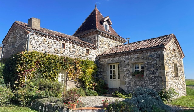 Serene 2-bedroom tower in Saint-Eutrope-de-Born