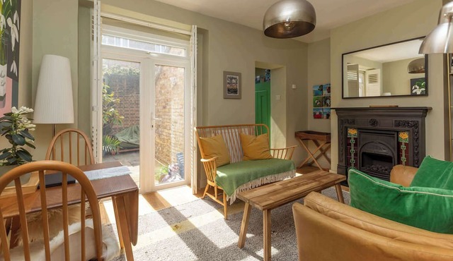 Serene 2BD Home with Private Courtyard, Southwark