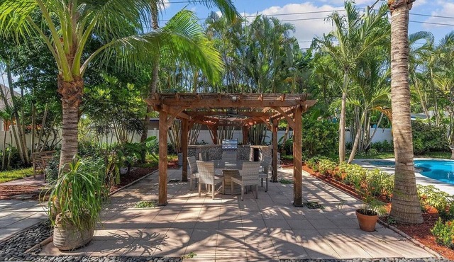 Serene 3-bedroom house with pool in West Palm Beach