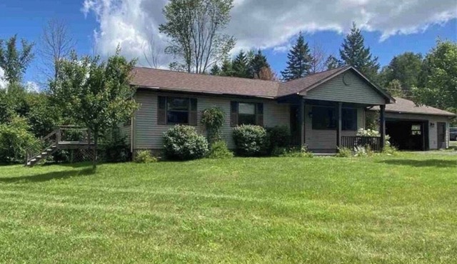 Serene 3-bedroom 1 bath house on the water. perfect for relaxing stays