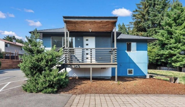 Serene 3-bedroom building with AC in charming Tukwila/SeaTac airport area