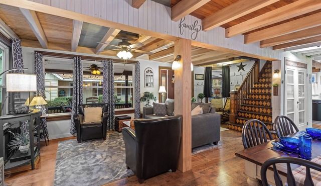 Serene 3-bedroom cottage with open floor plan & AC in charming Mount Gretna, PA