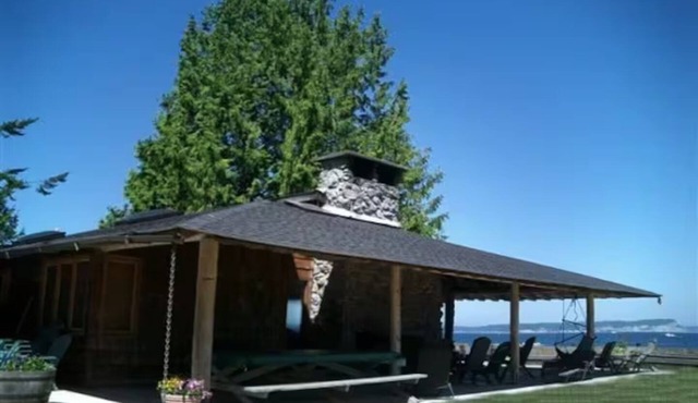 Serene 3-bedroom cabin in Hansville perfect for a relaxing getaway.