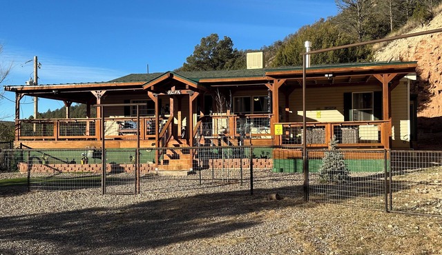 Serene 3-bedroom cabin with deck in charming Ruidoso