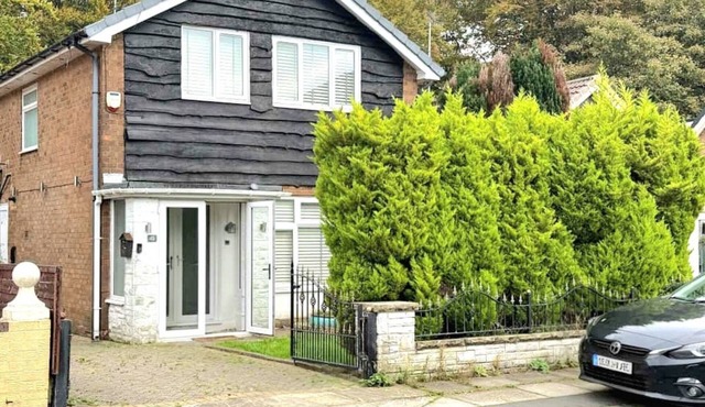 Serene 3-Bedroom Family Rochdale Home with Garden