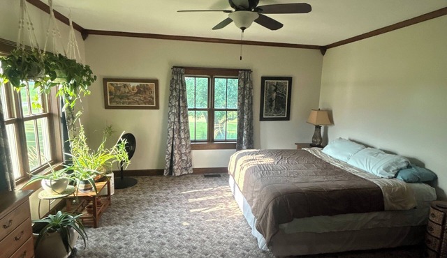 Serene 3-bedroom farmhouse near Lambeau and Bay Beach