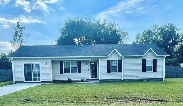 Serene 3-bedroom house w/big yard in Jacksonville