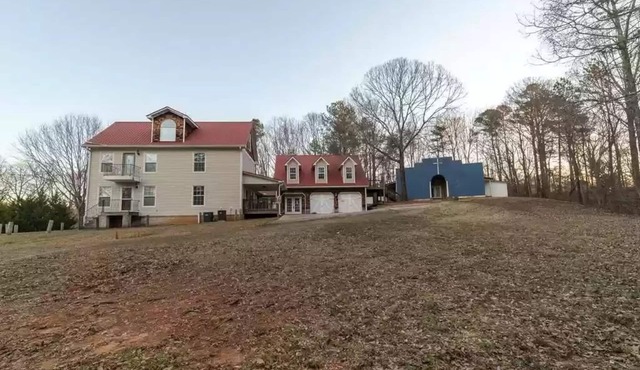 Serene 3 Bedroom home on quiet 10acre 6 queen beds