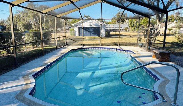 Serene 3-bedroom house with pool and large yard in charming Plant City