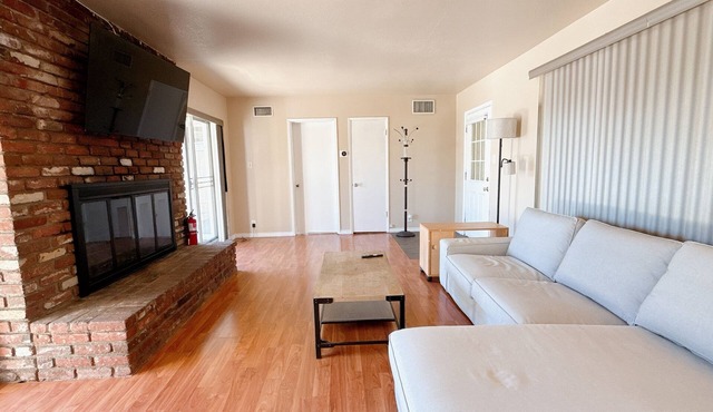 Serene 3-bedroom house boat with AC in charming Duarte