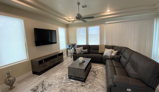 Serene 3-bedroom house in West El Paso with WiFi, AC, jacuzzi