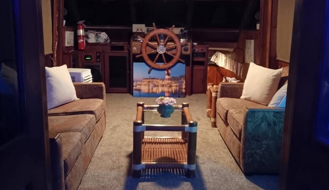 Serene 3-bedroom house boat with AC in Key West
