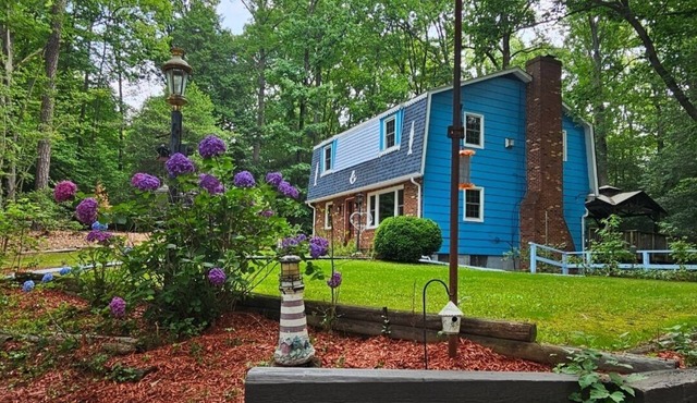 Serene 3-bedroom house in charming historical Montross. The Castle on the Hill.