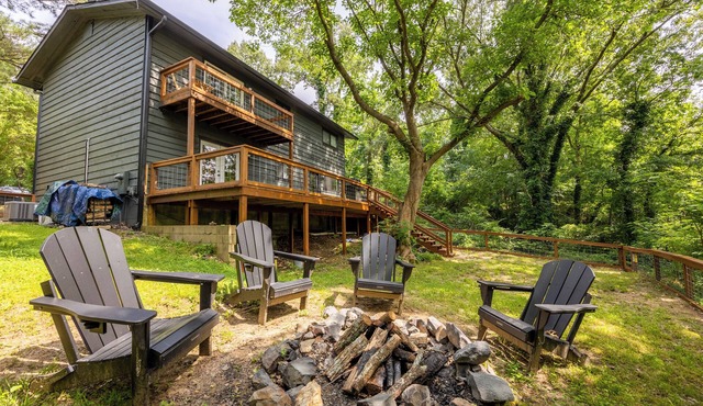 Serene 3-bedroom lake house with dock and fire pit in Hot Springs!