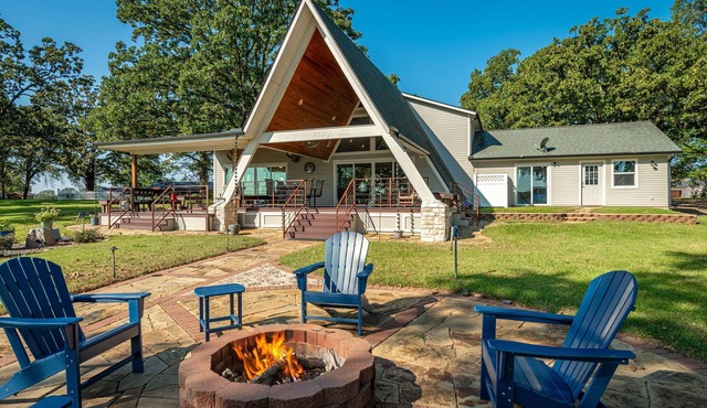 Serene 3 Bedroom Lakefront Retreat for Fishing, Games and Water Fun