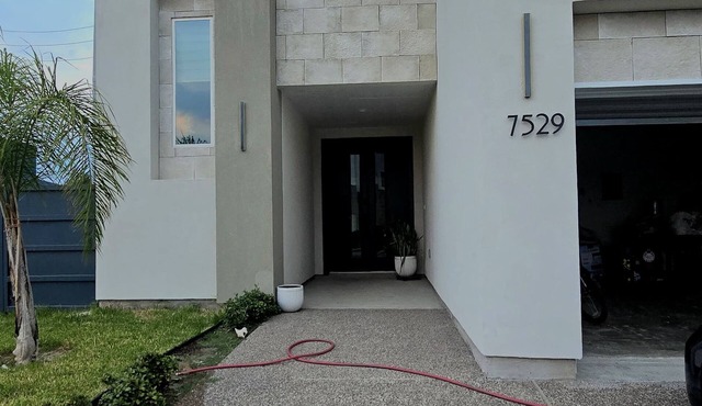 Serene 3-bedroom townhome with AC in charming Laredo