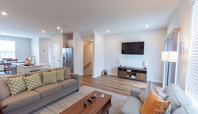 Serene 3-bedroom townhome with AC in charming Ranson